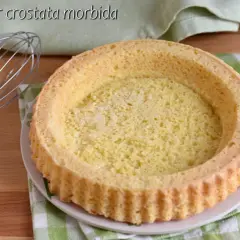 Base per crostata morbida pronta per essere farcita. Ecco come si usa uno stampo furbo per un dolce perfetto.