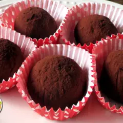 Deliziose palline di cioccolato, perfette per ogni ricetta golosa. Coperte di cacao, invitano a un morso.