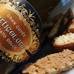 Un bicchiere di prosecco per dolce, accompagnato da cantucci alle mandorle.