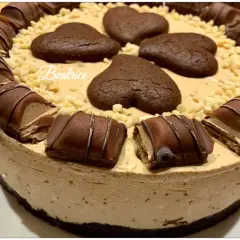 Torta gelato al caffè, decorata con biscotti a cuore, nocciole e barrette al cioccolato. Una delizia per gli occhi e per il palato.