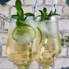 Due Hugo Spritz, con menta fresca, lime e ghiaccio. Ingredienti perfetti per un'estate rinfrescante.