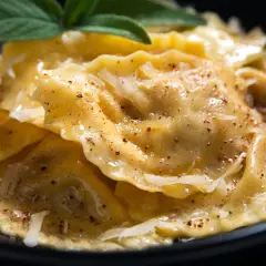 Tortelli cremaschi fumanti, conditi con burro fuso, parmigiano e una foglia di salvia. Un piatto che sa di casa.