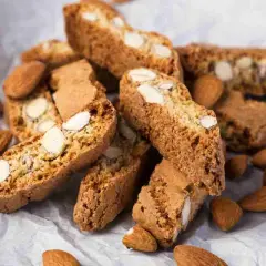 Cantucci ricetta: biscotti secchi dorati con mandorle intere, perfetti da inzuppare.