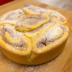 Deliziosa crostata senza glutine con ripieno cremoso, spolverata di zucchero a velo. Perfetta per ogni occasione.