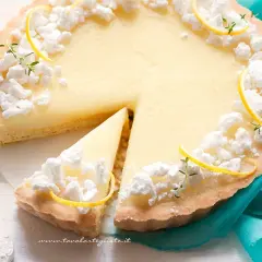 Deliziosa crostata al limone con meringhe e scorzette, una fetta è già stata servita.