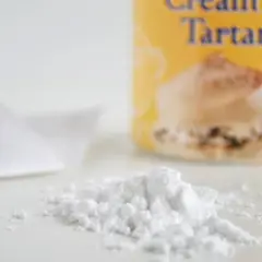 Polvere bianca, cremor tartaro cos'è? Un ingrediente essenziale per dolci soffici e meringhe perfette.