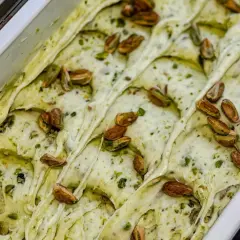 Gelato cremoso al pesto di pistacchi, guarnito con pistacchi interi tostati.
