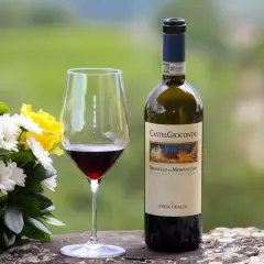 Un bicchiere di Brunello di Montalcino, perfetto per i tuoi abbinamenti con carni rosse e formaggi stagionati.