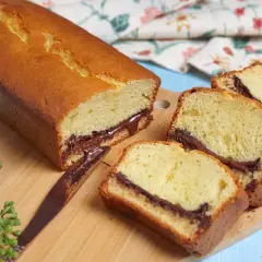 Plumcake soffice con cuore di cioccolato, perfetto per la tua ricetta. Fette golose su tagliere di legno.