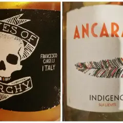 Vino "Wines of Anarchy" con teschio e vino "Ancarani Indigeno" con piuma, entrambi evocano un metodo ancestrale vino.