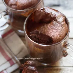 Deliziosa torta in tazza al cioccolato, soffice e invitante, pronta per essere gustata.