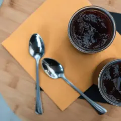 Due ciotoline di marmellata scura, pronte per essere gustate. La cugnà ricetta è un classico intramontabile.