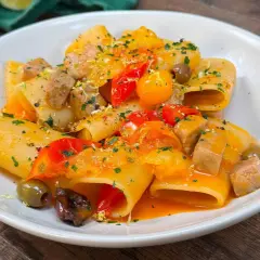 Paccheri con tonno fresco, pomodorini, olive e scorza di limone. Un piatto colorato e saporito.