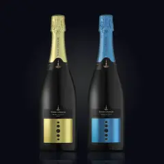Due bottiglie di Franciacorta Terre d'Aenòr, una con capsula oro e etichetta oro, l'altra con capsula blu e etichetta blu. Entrambe sono Extra Brut, senza zucchero aggiunto.