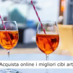 Due bicchieri di spritz italiano, con cannucce a righe rosa e bianche, pronti per essere gustati.
