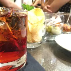 Un Negroni Sbagliato, con la sua storia, servito con patatine e olive. Un brindisi alla leggerezza!