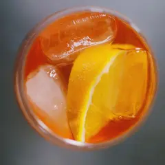Spritz aranciato con ghiaccio e fetta d'arancia. Perfetto per un aperitivo, attenzione al tasso alcolemico!
