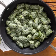 Strangolapreti alla trentina in padella, conditi con burro fuso, salvia e parmigiano. Un piatto tradizionale che profuma di casa.