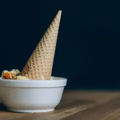 Cono gelato in una ciotola, con un po' di gelato sciolto. Il destrosio cos'è? Un semplice zucchero, dolcezza naturale.