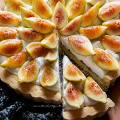 Deliziosa crostata di fichi, con fichi freschi affettati su una crema vellutata e una base croccante.