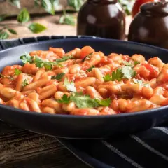 Piatto di pasta fagioli e cozze, un classico della cucina italiana, guarnito con prezzemolo fresco.