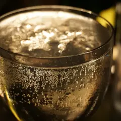 Bollicine dorate salgono in un bicchiere di Prosecco, un brindisi leggero ma con le sue calorie.