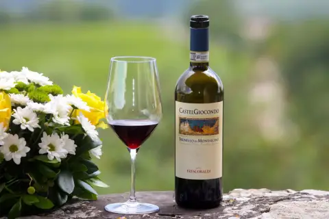 Un bicchiere di Brunello di Montalcino, perfetto per i tuoi abbinamenti con carni rosse e formaggi stagionati.
