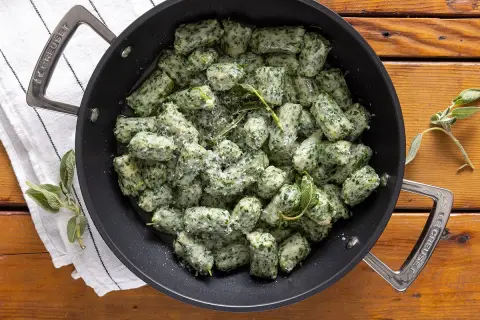 Strangolapreti alla trentina in padella, conditi con burro fuso, salvia e parmigiano. Un piatto tradizionale che profuma di casa.