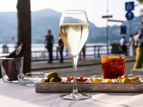Aperitivo italiano - significato, bevande e abbinamenti