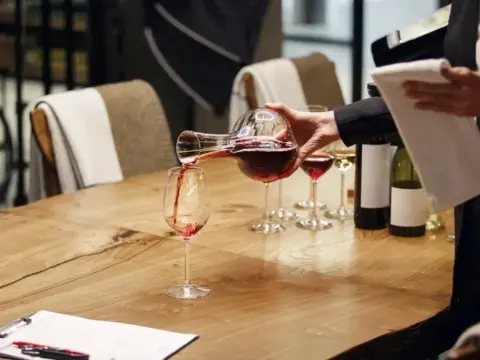 Cosa fa un sommelier? Ruolo, abbinamenti e servizio del vino