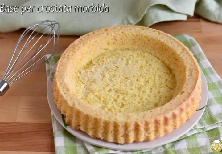 Base per crostata morbida pronta per essere farcita. Ecco come si usa uno stampo furbo per un dolce perfetto.