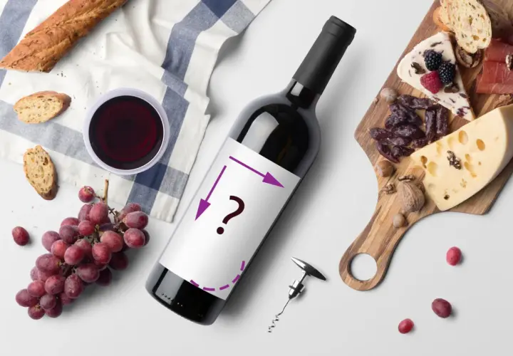 Bottiglia di vino rosso con etichetta vuota, grappolo d'uva, pane, formaggio e salumi. Indicazioni grafiche sulla lunghezza bottiglia vino.