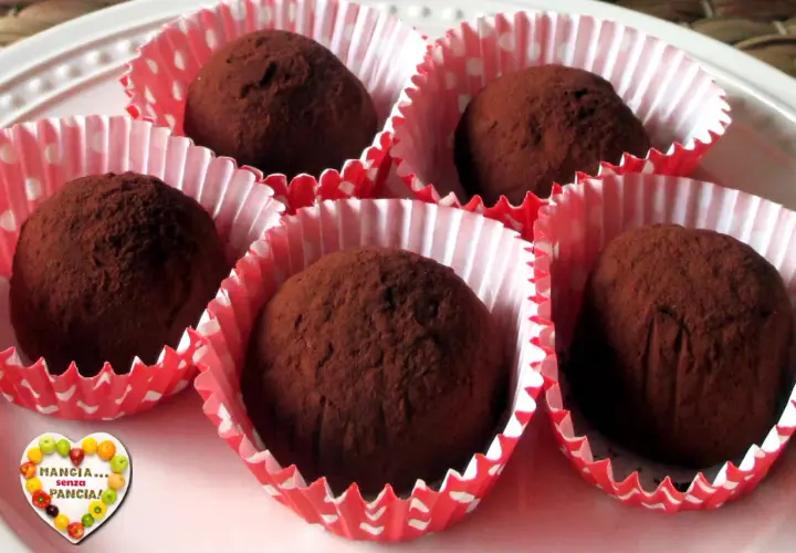 Deliziose palline di cioccolato, perfette per ogni ricetta golosa. Coperte di cacao, invitano a un morso.