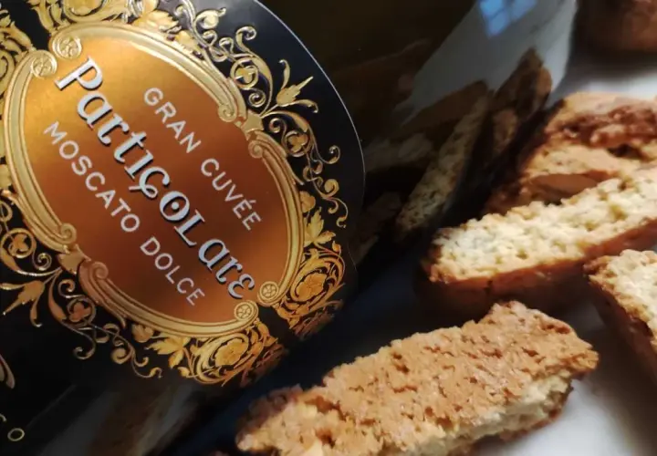 Un bicchiere di prosecco per dolce, accompagnato da cantucci alle mandorle.