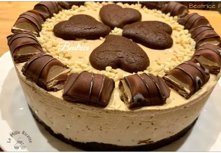Torta gelato al caffè, decorata con biscotti a cuore, nocciole e barrette al cioccolato. Una delizia per gli occhi e per il palato.