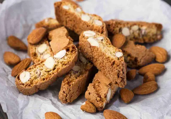 Cantucci ricetta: biscotti secchi dorati con mandorle intere, perfetti da inzuppare.