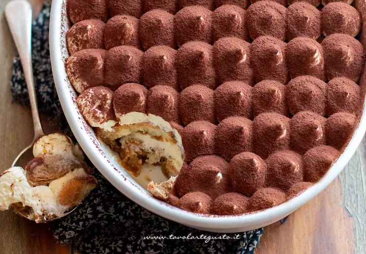 Tiramisù fatto in casa, una deliziosa tiramisù ricetta con savoiardi e crema al mascarpone, spolverato di cacao.