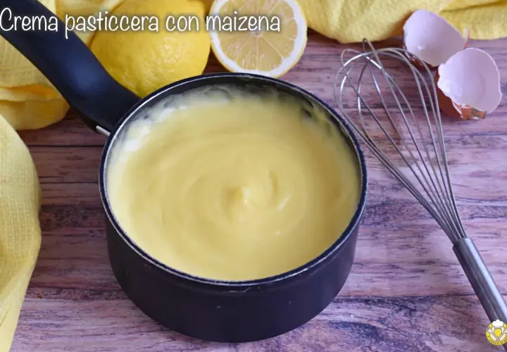 Crema pasticcera liscia e vellutata, preparata con amido di mais, pronta per farcire dolci. Accanto, limoni e gusci d'uovo.