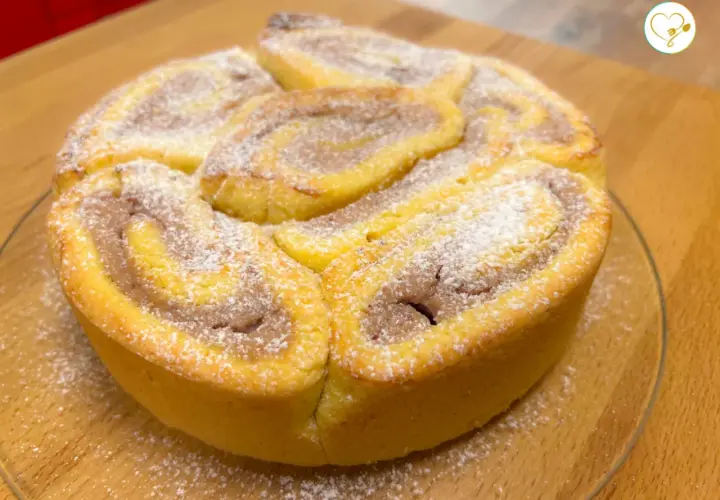 Deliziosa crostata senza glutine con ripieno cremoso, spolverata di zucchero a velo. Perfetta per ogni occasione.