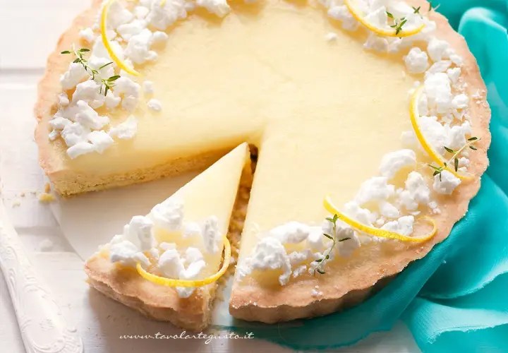 Deliziosa crostata al limone con meringhe e scorzette, una fetta è già stata servita.