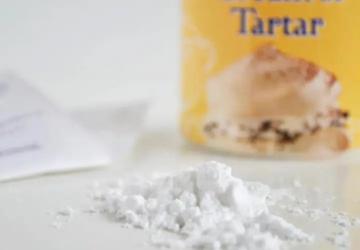Polvere bianca, cremor tartaro cos'è? Un ingrediente essenziale per dolci soffici e meringhe perfette.