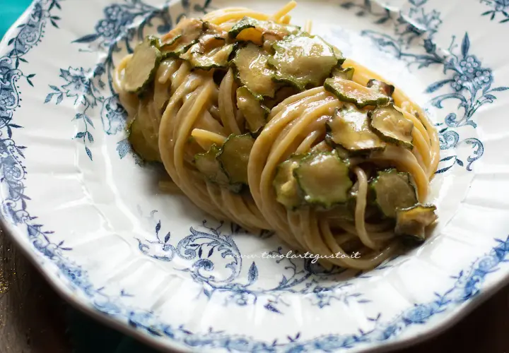 Spaghetti alla Nerano, un piatto cremoso con zucchine fresche su un piatto decorato.