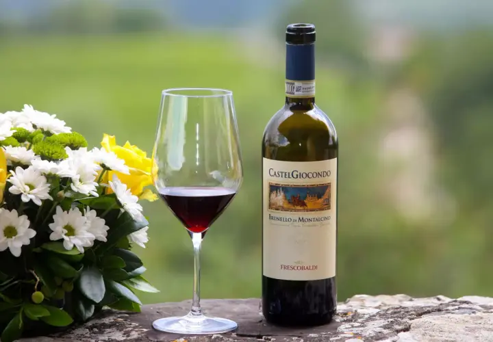 Un bicchiere di Brunello di Montalcino, perfetto per i tuoi abbinamenti con carni rosse e formaggi stagionati.