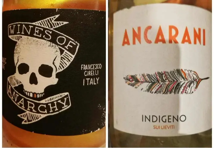 Vino "Wines of Anarchy" con teschio e vino "Ancarani Indigeno" con piuma, entrambi evocano un metodo ancestrale vino.