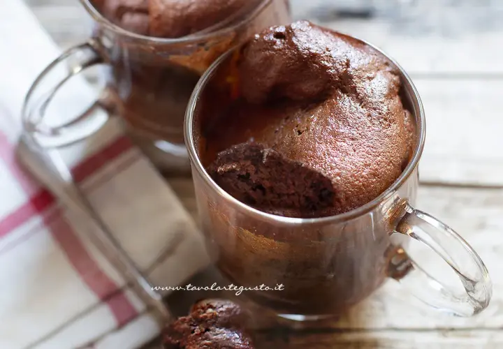 Deliziosa torta in tazza al cioccolato, soffice e invitante, pronta per essere gustata.
