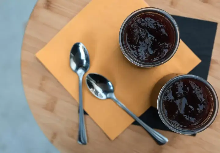 Due ciotoline di marmellata scura, pronte per essere gustate. La cugnà ricetta è un classico intramontabile.