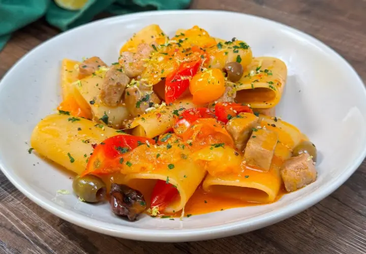 Paccheri con tonno fresco, pomodorini, olive e scorza di limone. Un piatto colorato e saporito.