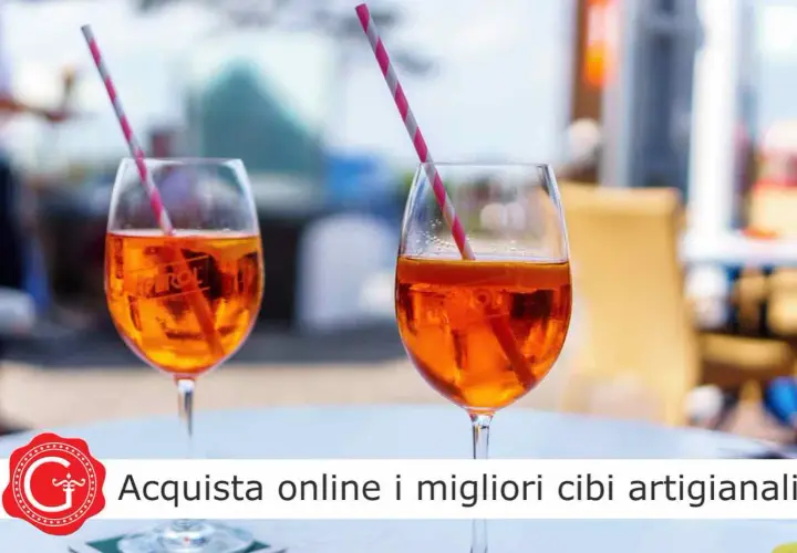 Due bicchieri di spritz italiano, con cannucce a righe rosa e bianche, pronti per essere gustati.