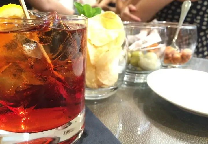 Un Negroni Sbagliato, con la sua storia, servito con patatine e olive. Un brindisi alla leggerezza!