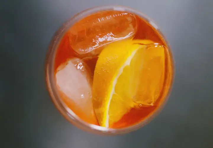 Spritz aranciato con ghiaccio e fetta d'arancia. Perfetto per un aperitivo, attenzione al tasso alcolemico!